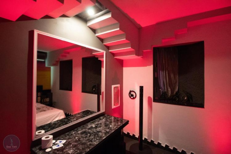 Decoración y espejo de una suite del New York Hotel Orizaba