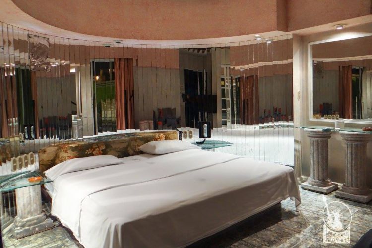 Habitación con cama king size en el Auto Hotel New York Orizaba