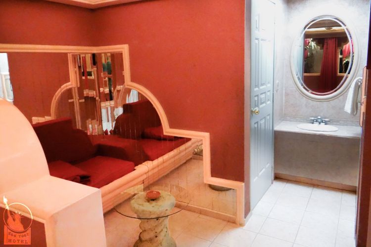 Mobiliario y baño privado en la habitación del New York Motel Orizaba